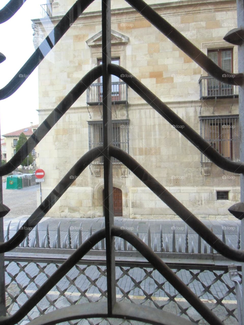 Triángulos de hierro y piedra