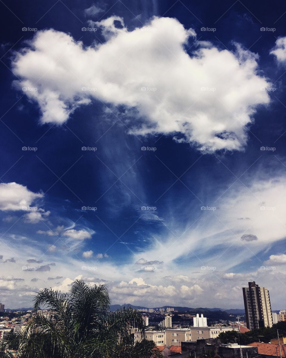 14h00 - olha só o #céu como está belo aqui em #Jundiaí
🗾
#natureza #paisagem #fotografia #mobgrafia #nuvens #cidade #horizonte #azul #landscape 