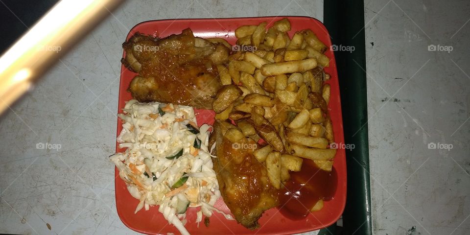 chicken and chips with salad