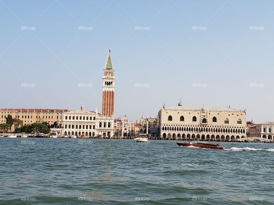 torres venecianas desde el agua