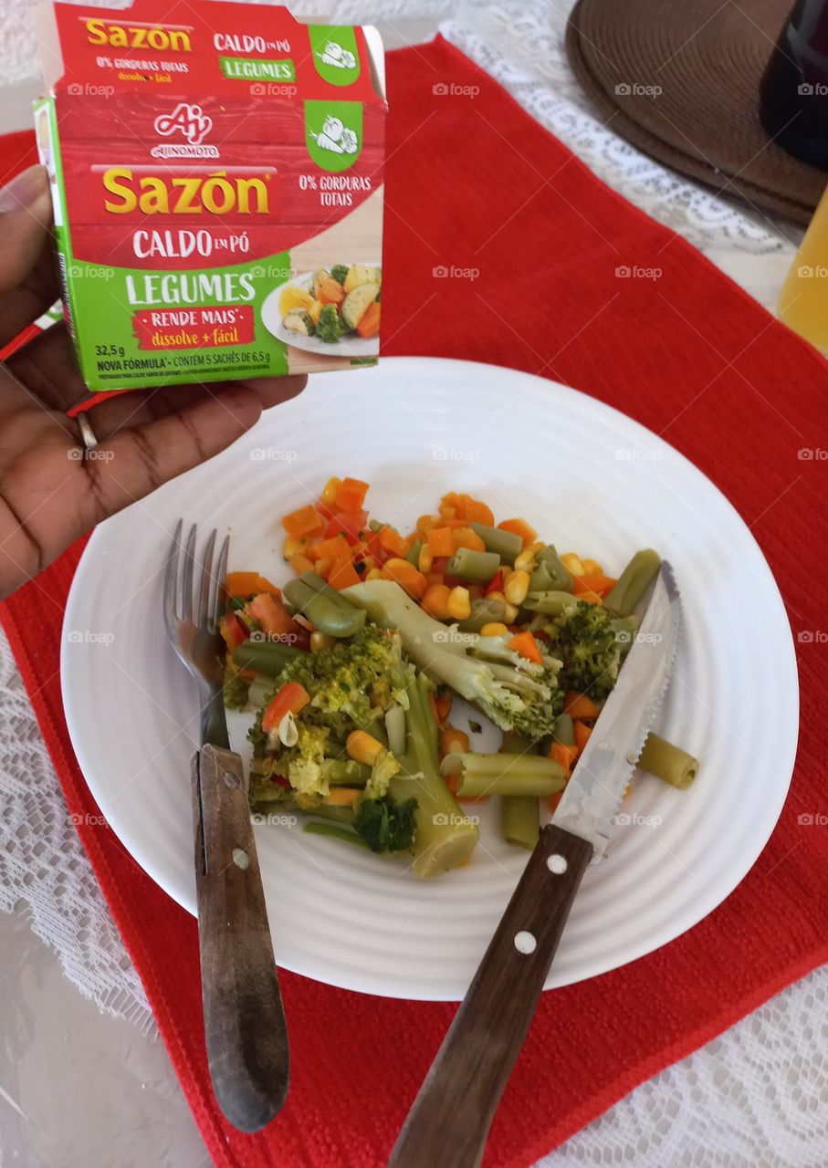 Os vegetais  são  alimentos ricos em fibras, que contribuem  para o bom funcionamento do intestino e, são importantes no cardápio  diário. Tempere com caldo Sazon em pó legumes, dissolve fácil é leve e  dar sabor!
