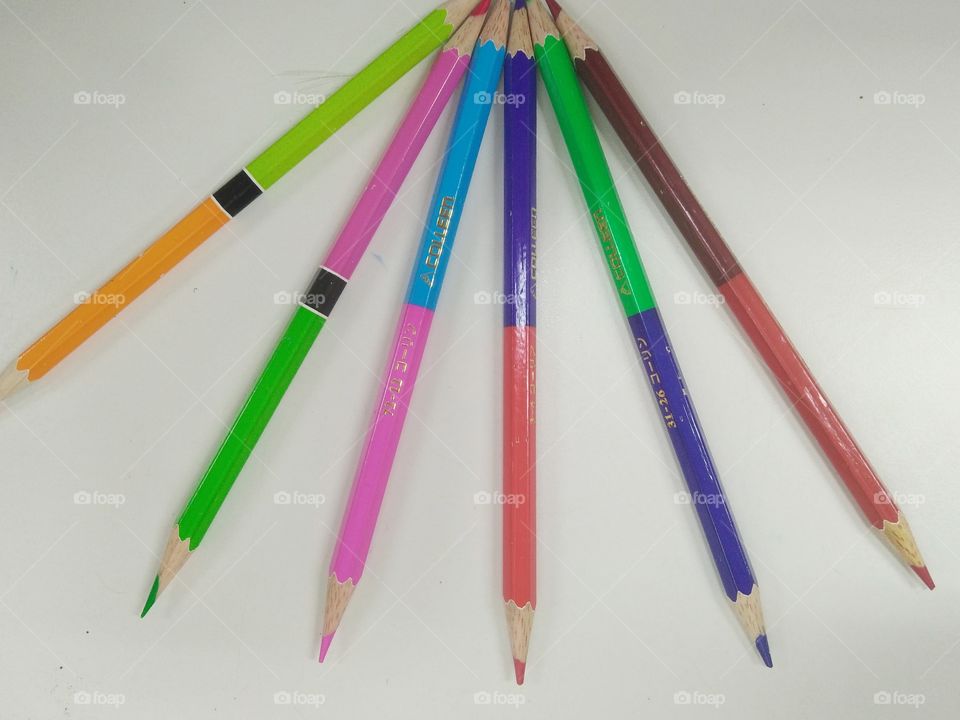 color pencil ><