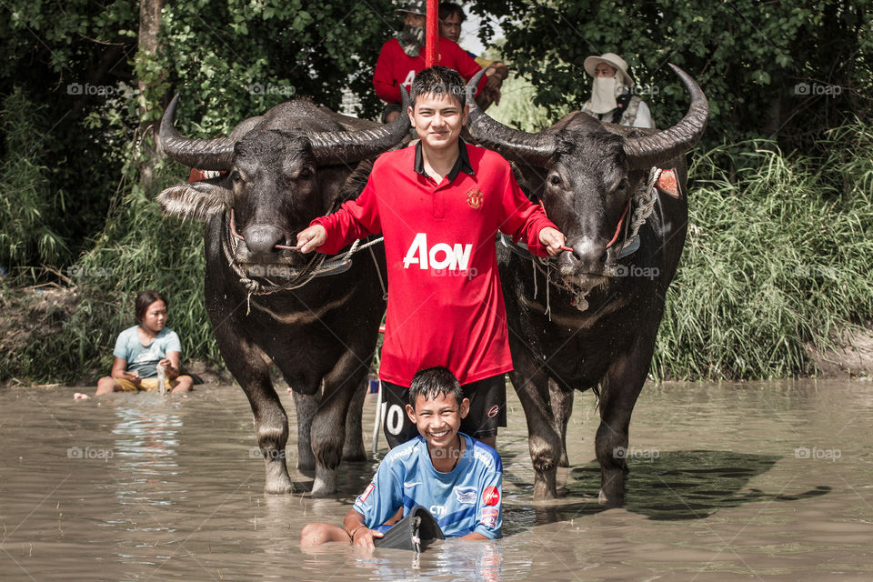 Buffalo smile . Buffalo and children 