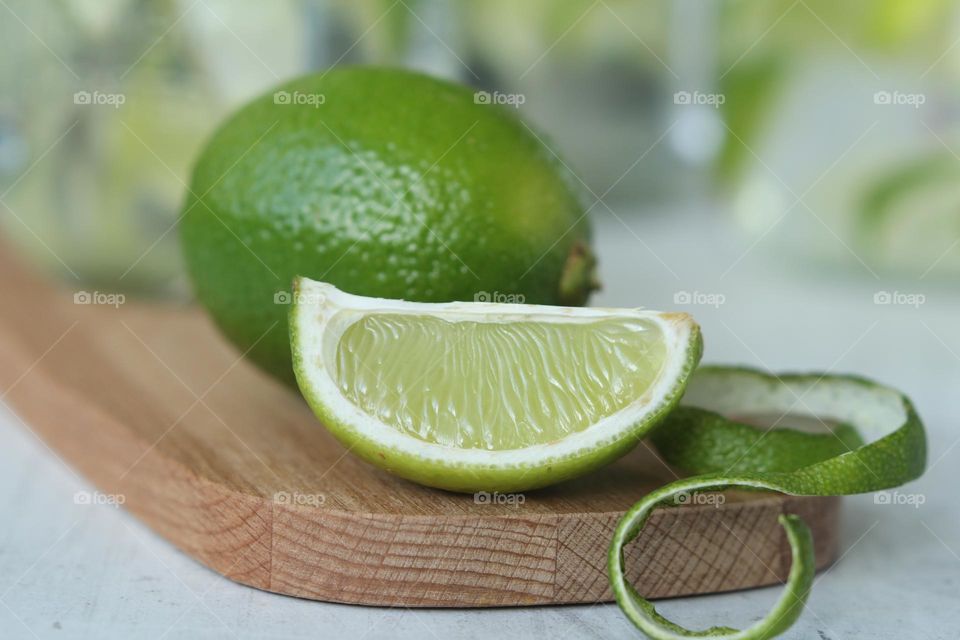 A slice of fresh lime on the board