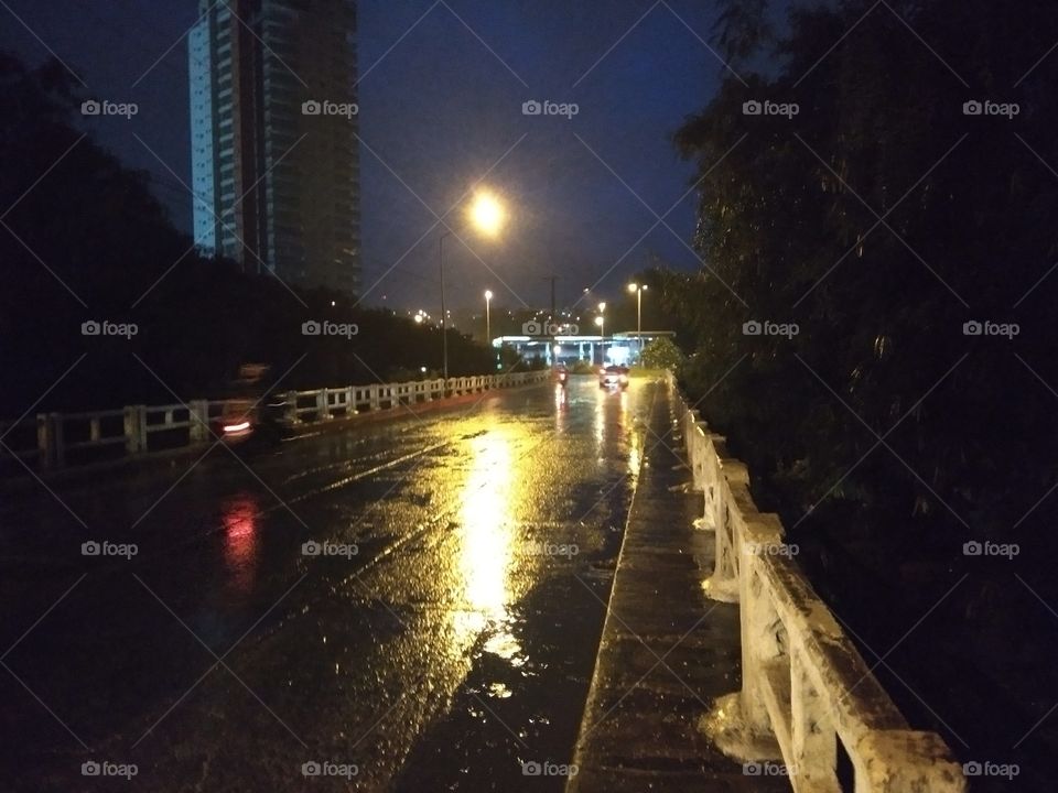 Ponte em noite chuvosa