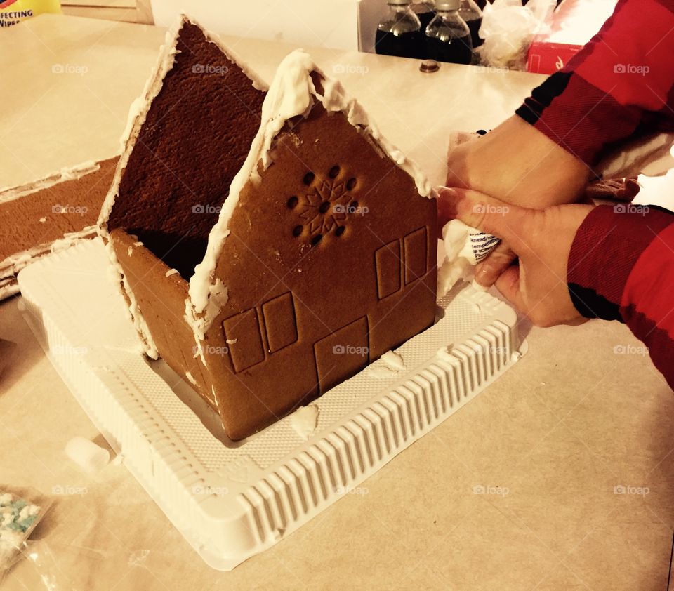 Decorating gingerbread house 