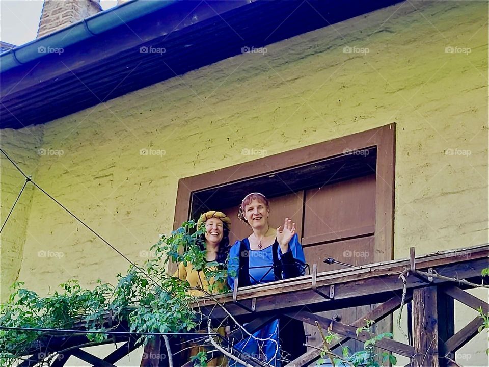 These ladies on the balcony of the „Bernauergarten“ are musicians for „Da Albrecht & sei Agnes“, the child version of the historic play about Duke „Albrecht“ of „Straubing“, Bavaria and his beautiful wife „Agnes Bernauer“. 2024. Hypnotic Productions