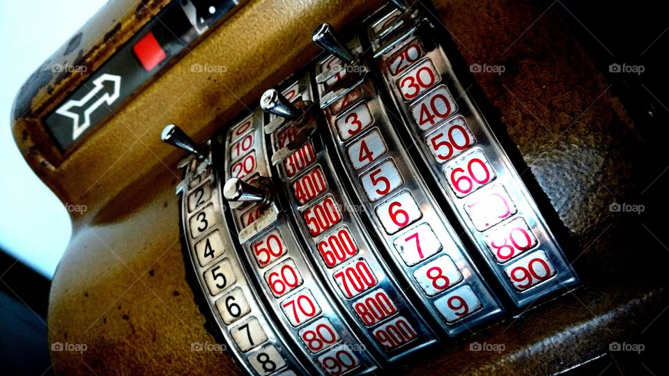 Caixa antigo de dinheiro.