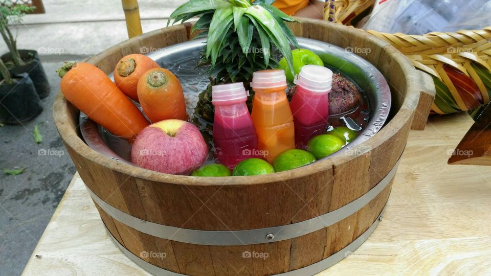 The fruit and juice on table