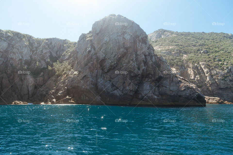 Praia com paisagem linda e fantástica no Brasil, na região do Lagos no Rio de Janeiro, em Arraial do Cabo. Uma ilha incrível de conhecer!