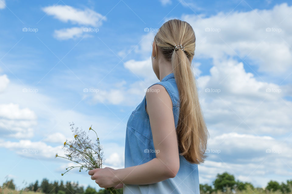 girl with daisies