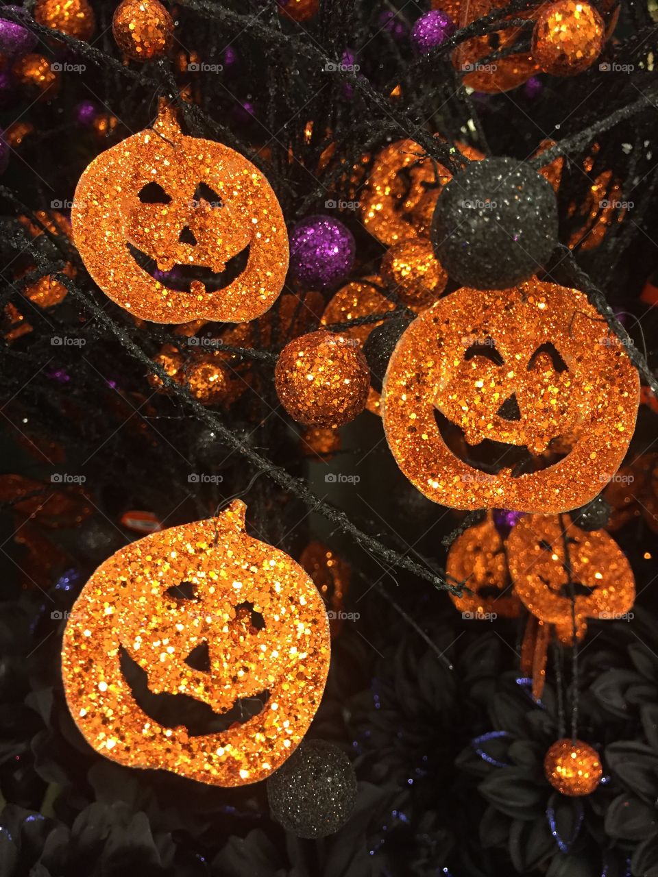 Jack-o’-lanterns or pumpkins with glitter