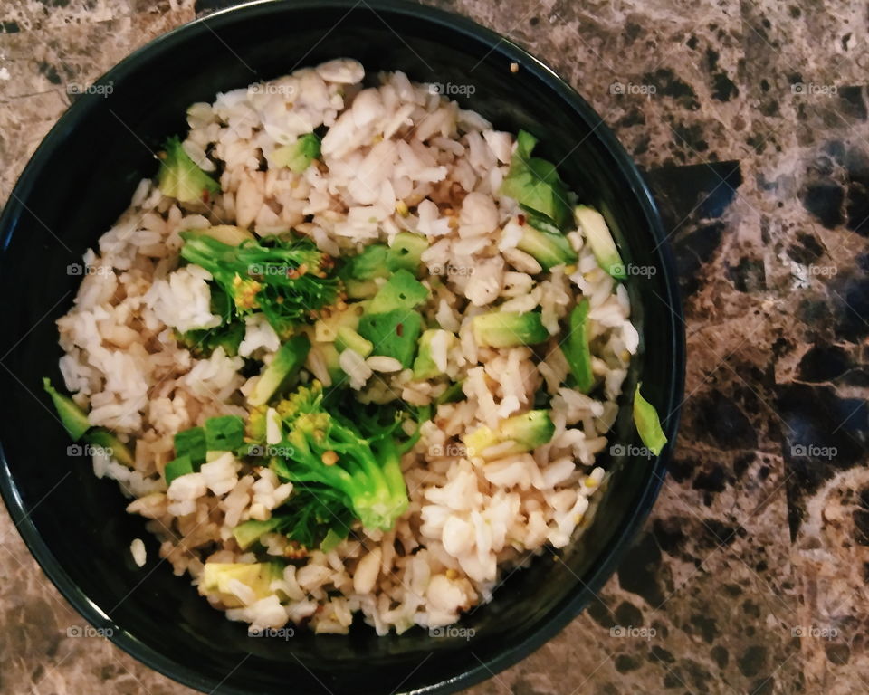 Rice with avocado, broccoli and tempeh