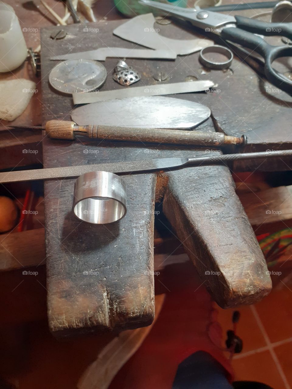 trabajando en el taller de joyeria