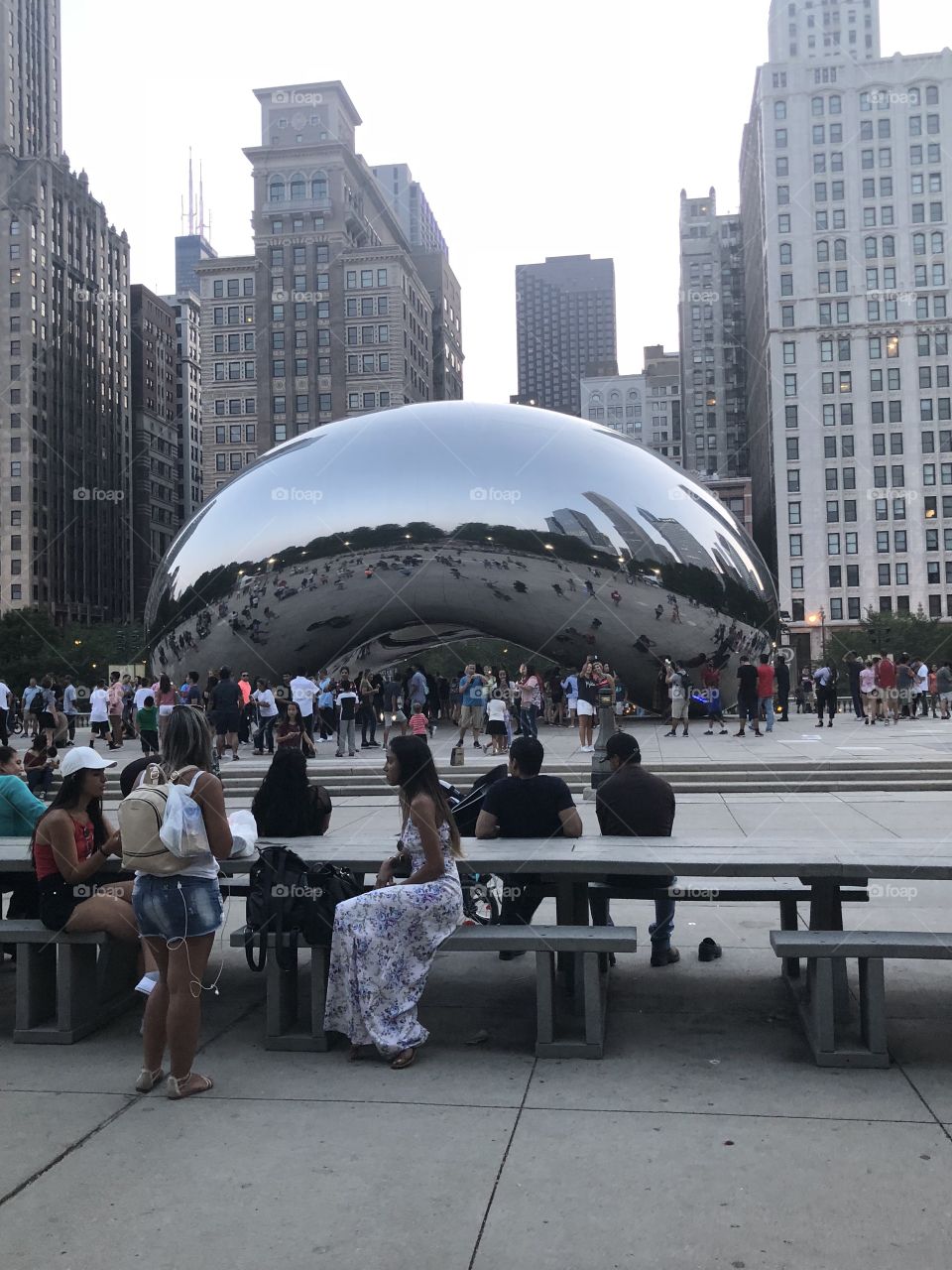A full view of this unique monument locates in downtown Chicago. The amazing bean!