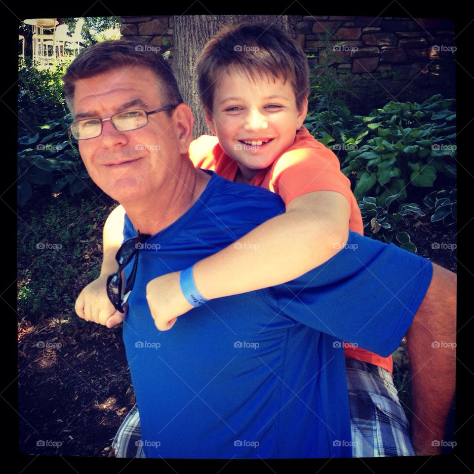 having fun piggyback father and son stl zoo by nhills