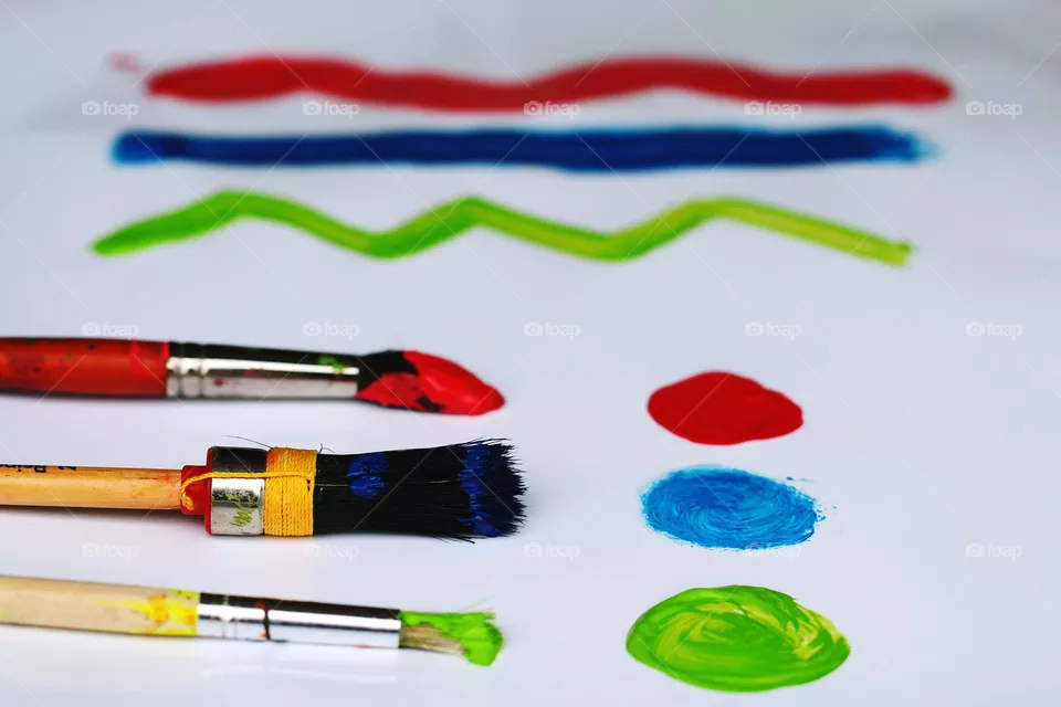 Verschiedene Pinsel in verschiedenen Farben