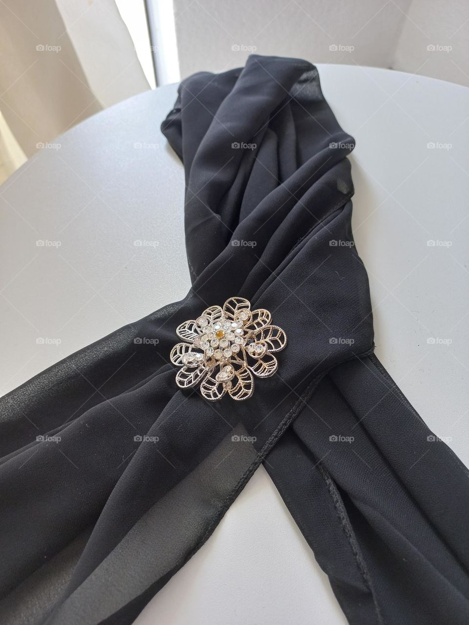 Os broches modernizam o look, além disso agregam um toque especial trazendo um referencial de personalidade e estilo