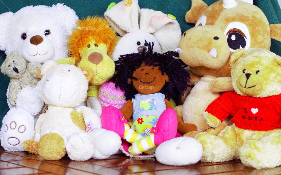 Puppen und Plüschtiere als Gruppenbild