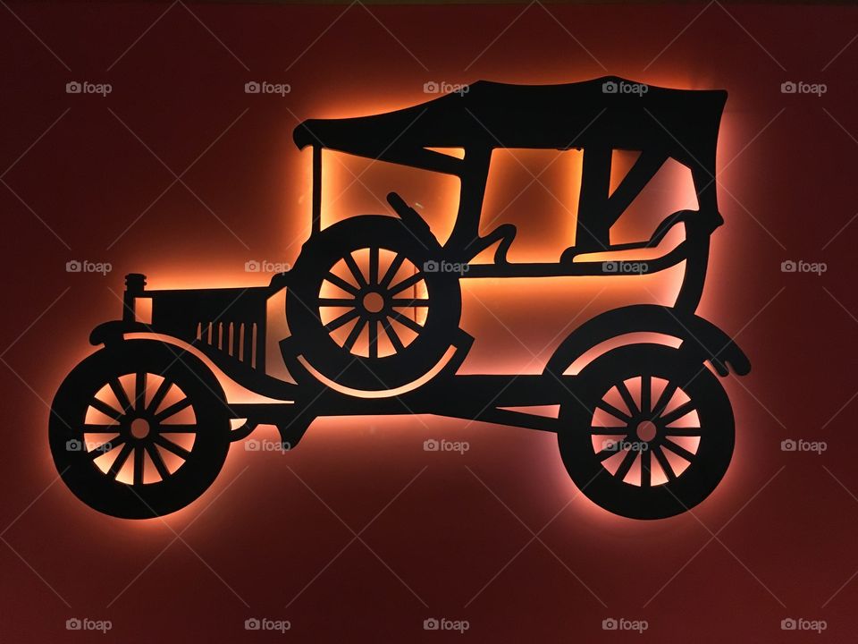 Esse calhambeque é um Ford modelo T, provavelmente modelo da década de 20, bem representado nesta pintura. 