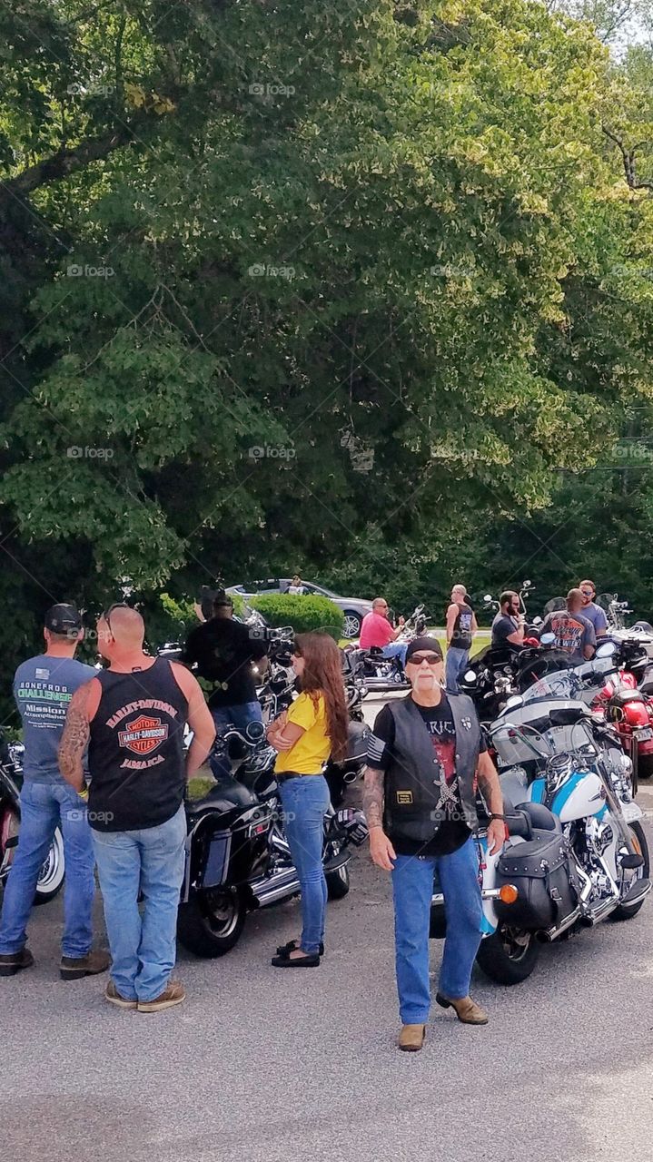 Motorcycles and riders waiting for a bike ride to start in memory of a fellow rider who had died. It's great weather for riding🏍😎