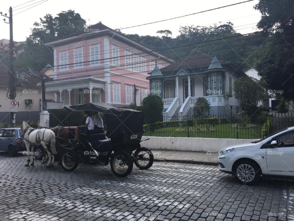 Esta foto te hace volver 40 años atrás, observar como las personas se trasladaban en carreta y a caballo. Calle empedrado, y casas al estilo inglés. Conozcan la historia detrás de esta ciudad llamada Petrópolis, en Río de.Janeiro.