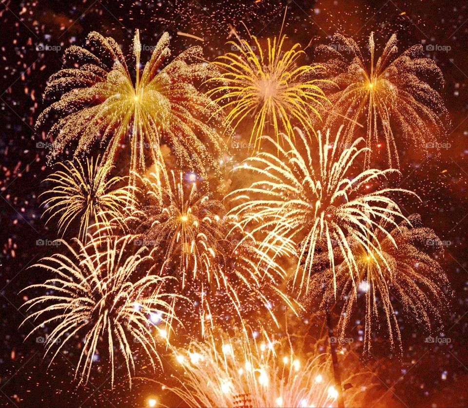 Amazing golden fireworks.