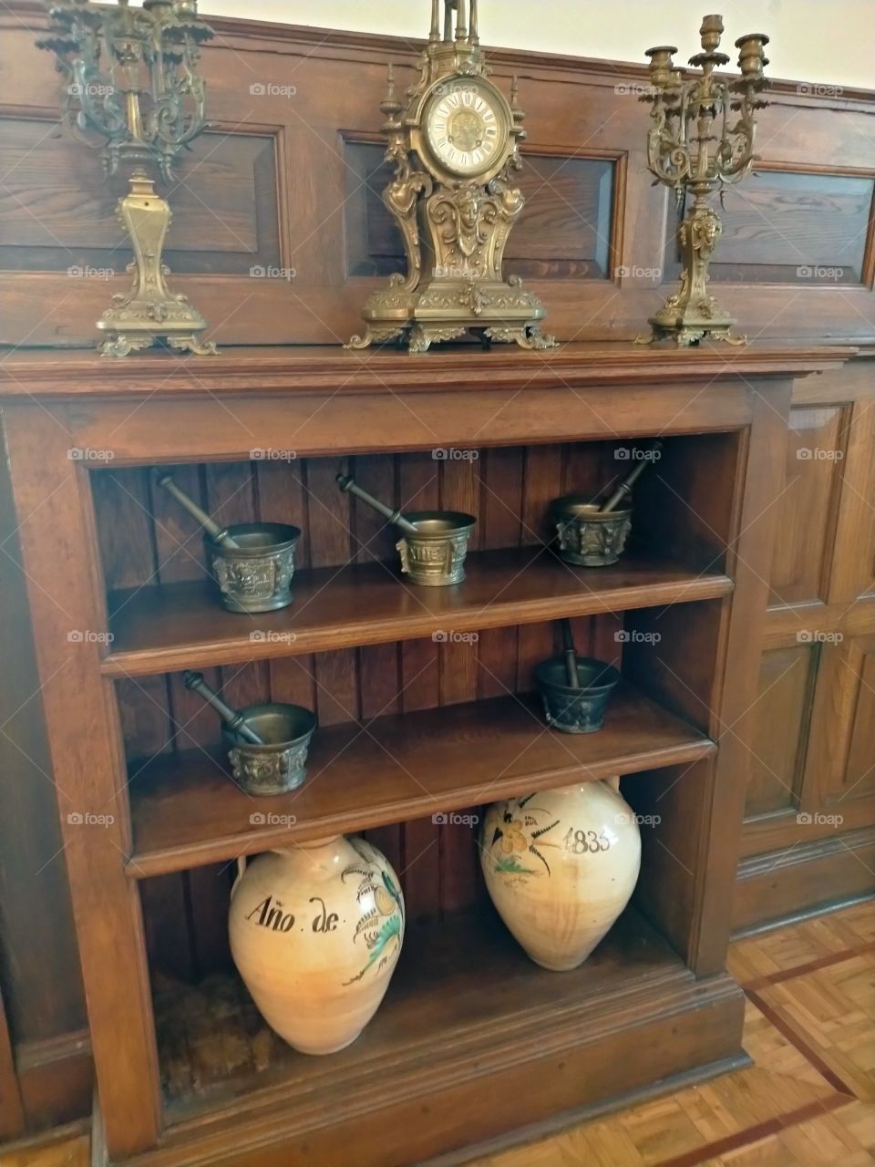 prateleira com objetos antigos