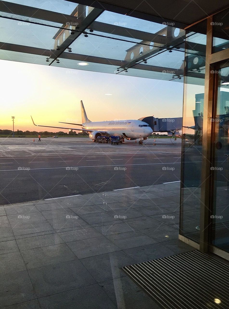 Самолет в ожидании следующего рейса. 