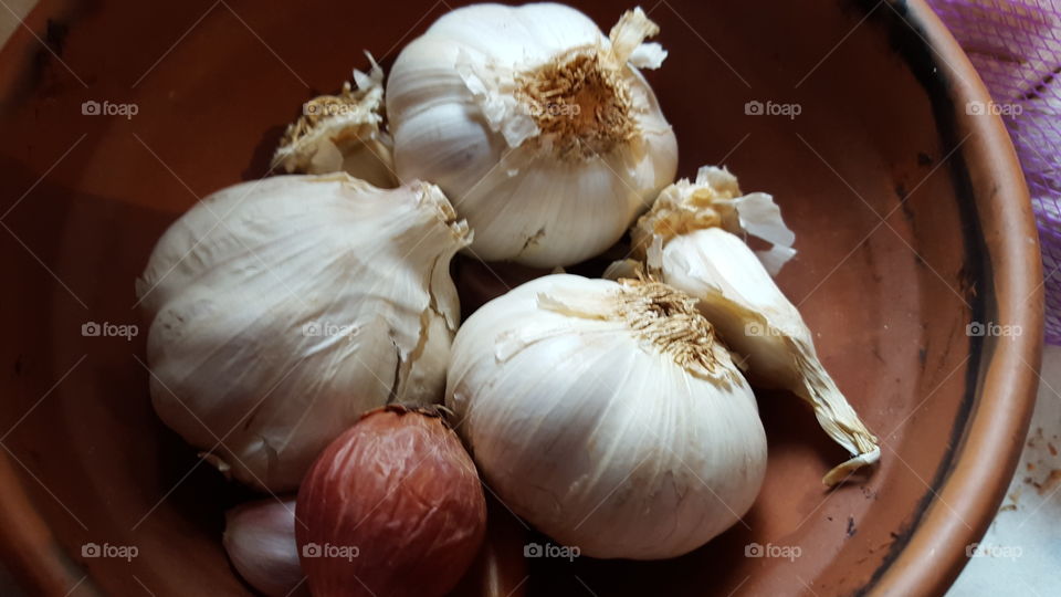 Garlic cloves in a bowl.