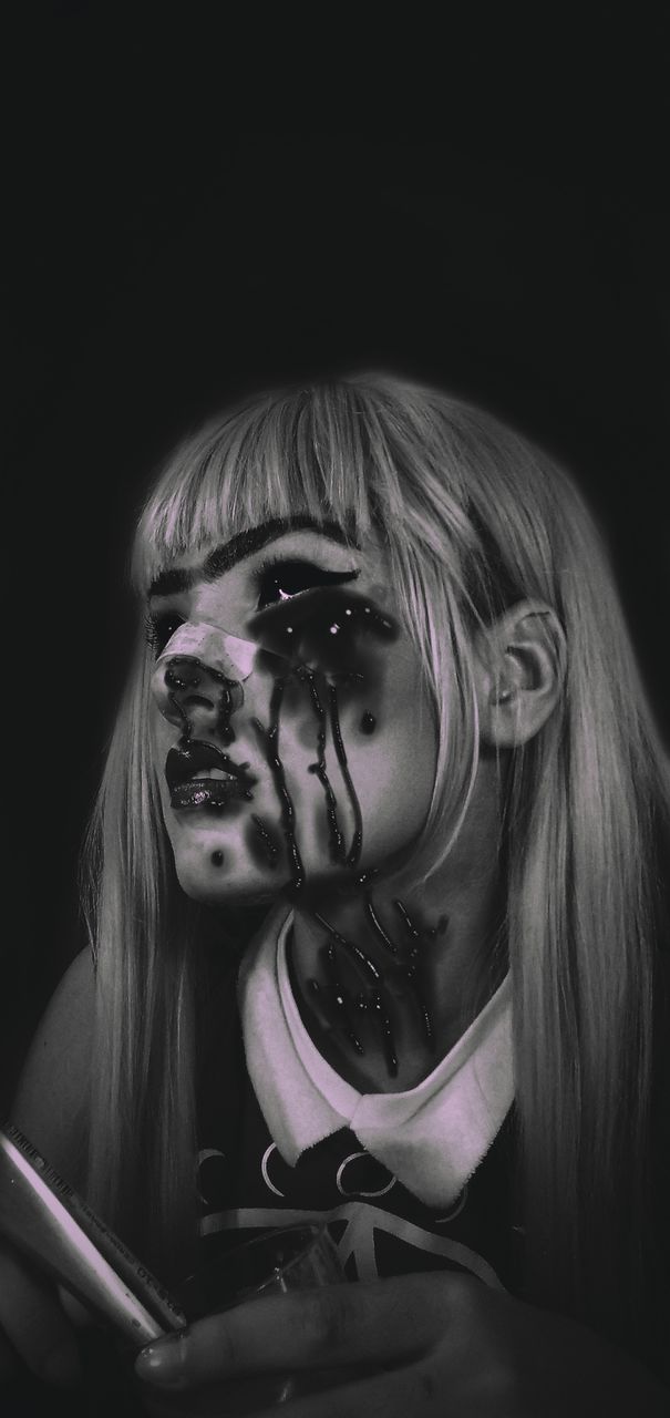 fotografía en preto e branco garota sangrando surrealismo