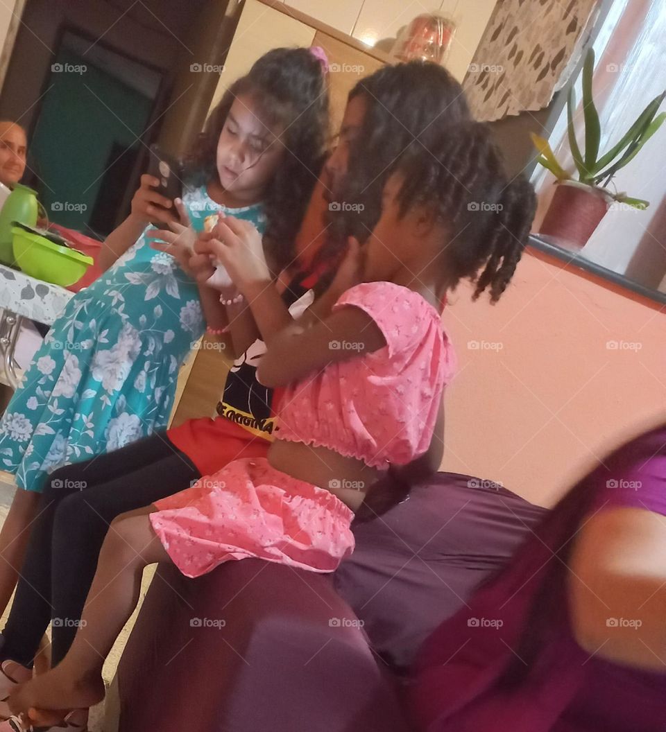 A Internet e, as crianças. A Internet, possibilita  uma difusão  rápida,  de informação  e conhecimento. E, o comportamento das crianças  por sua vez, nos dá indicativos de tendências  e novas formas de perceber o mundo e a sociedade.