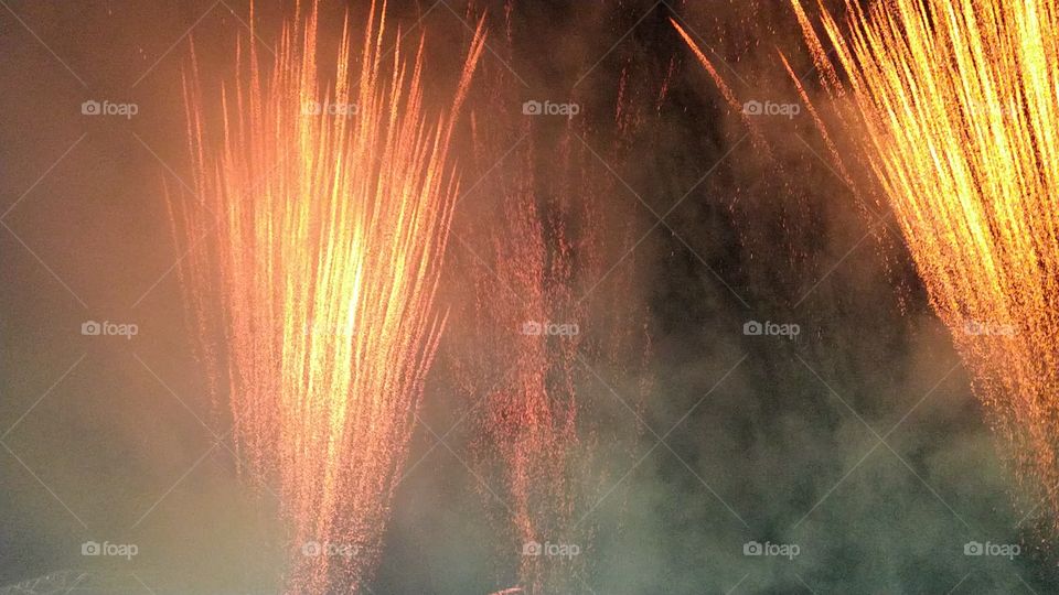 Show piromusical, pirotécnico. Queima de fogos, luzes, céu, noite.
