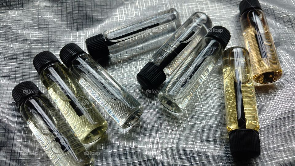 Amostras, frascos de fragrâncias, perfumes.