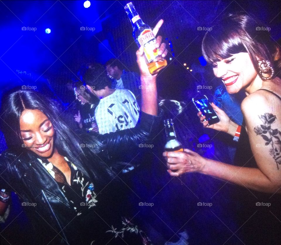 cerveza rubia con cool on desperados