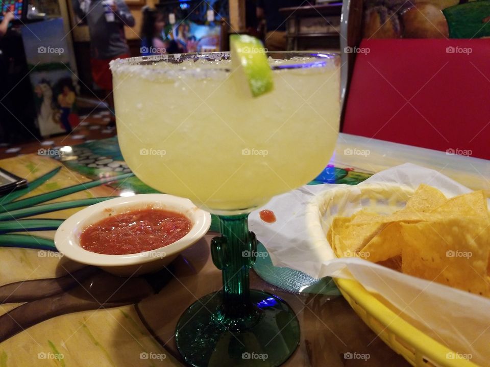 margarita and chips