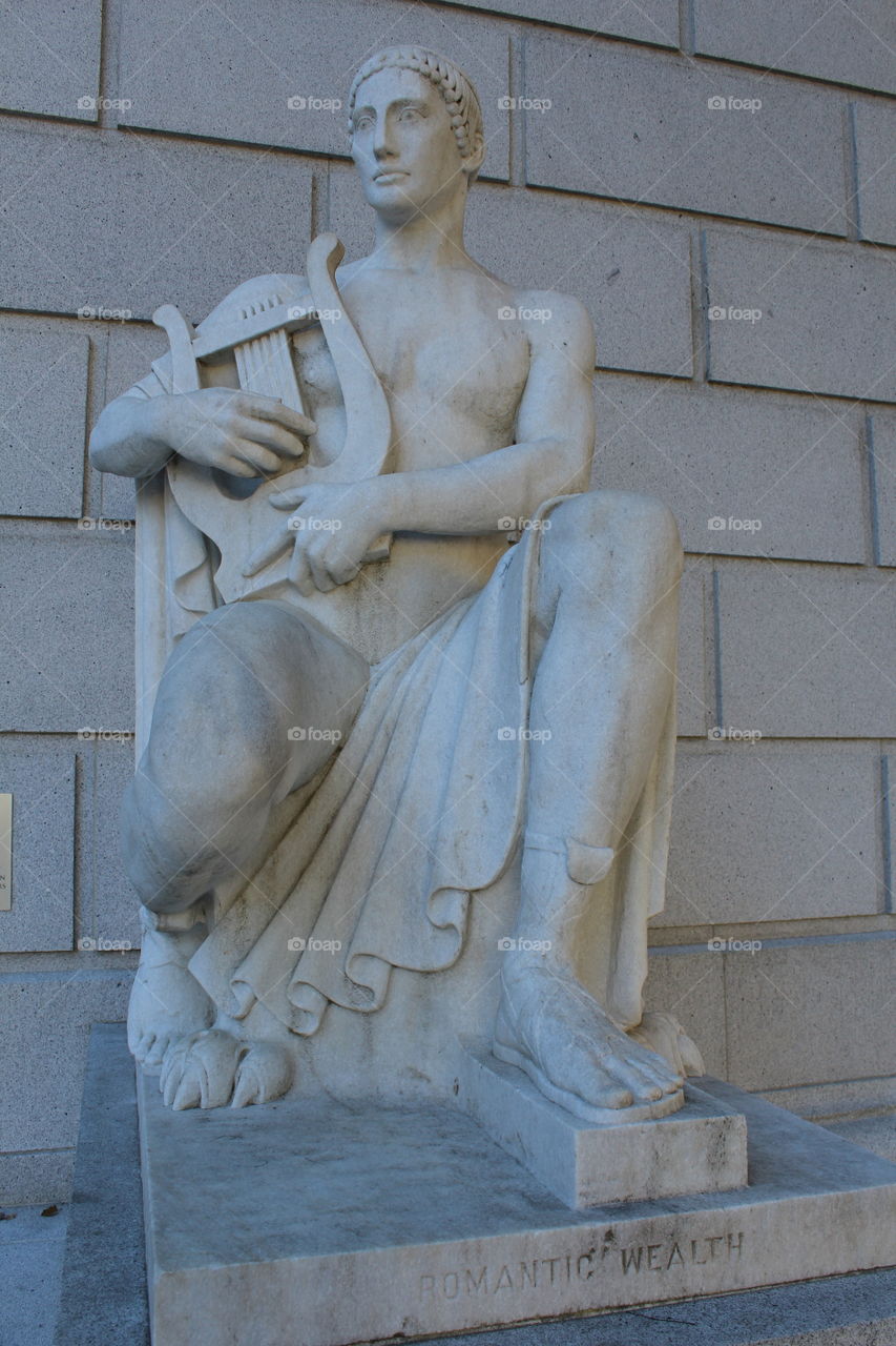 statue