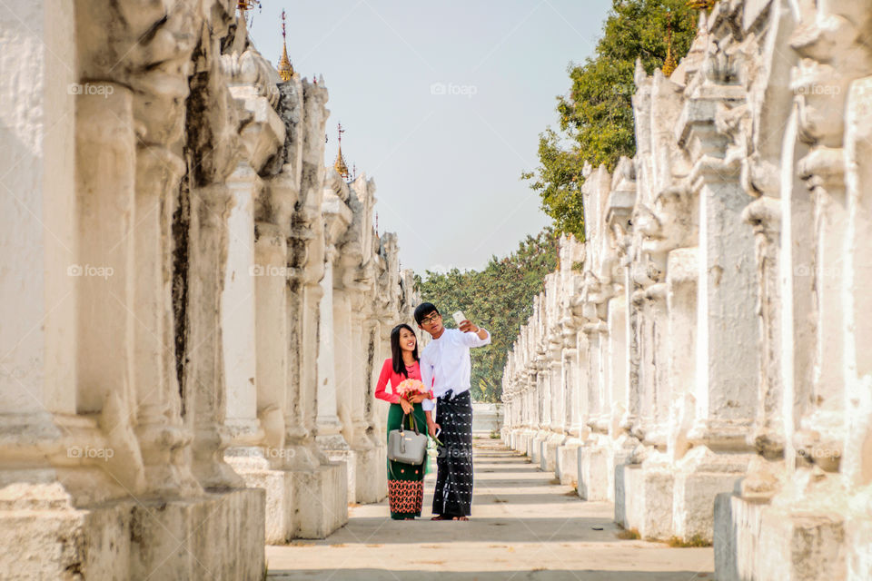 The famous attraction of Mandalay, Myanmar, is known as the world's greatest book! I met a couple of selfies here, making this picture even more sensational!