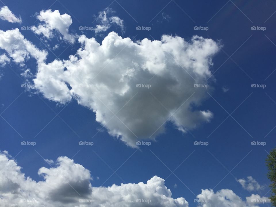 Minimalist images
Clouds in a clear day
DIX, NY