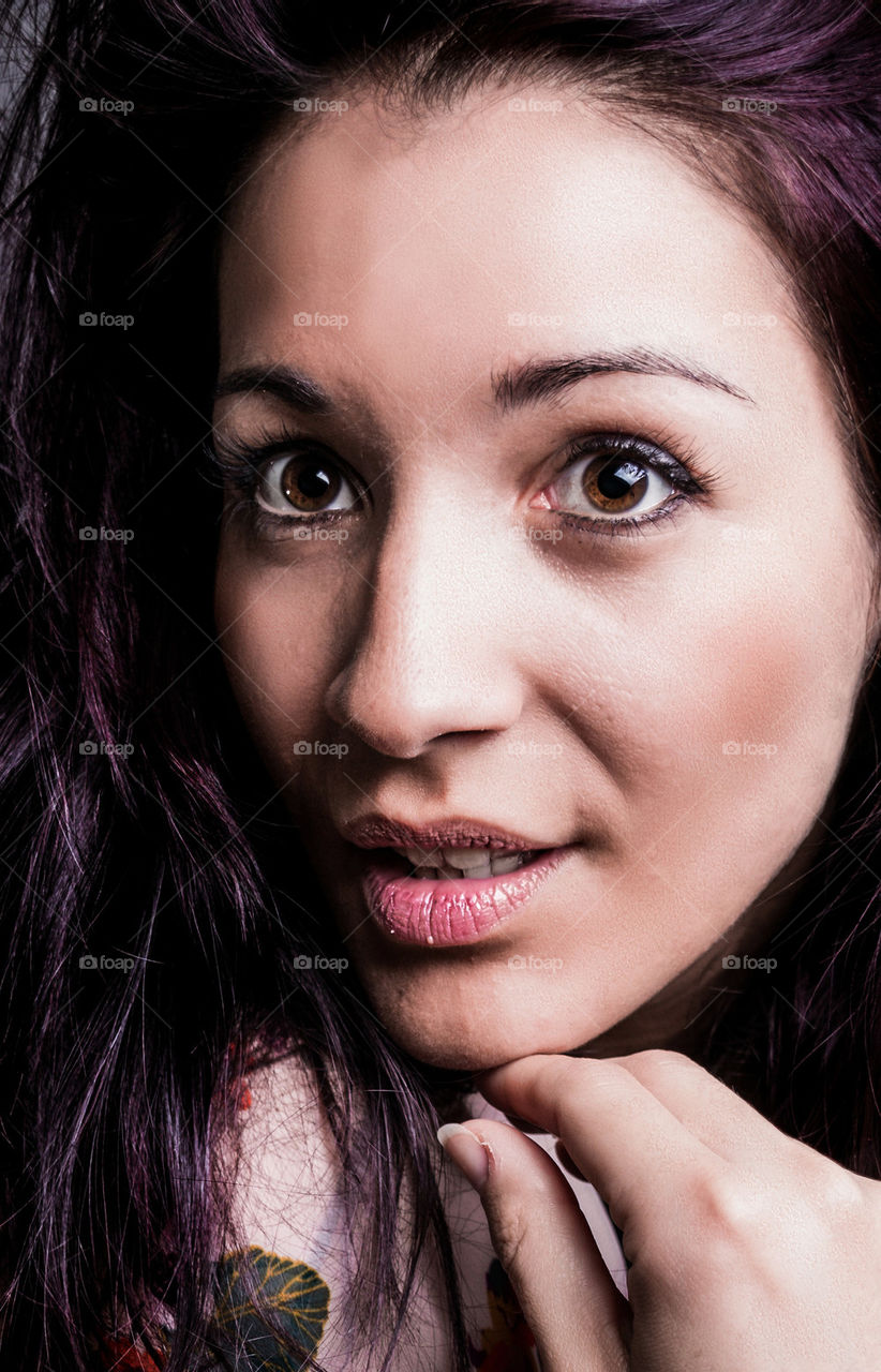 A BRUNETTE MODEL POSES FOR THE CAMERA, RELAXED CASUAL POSE.