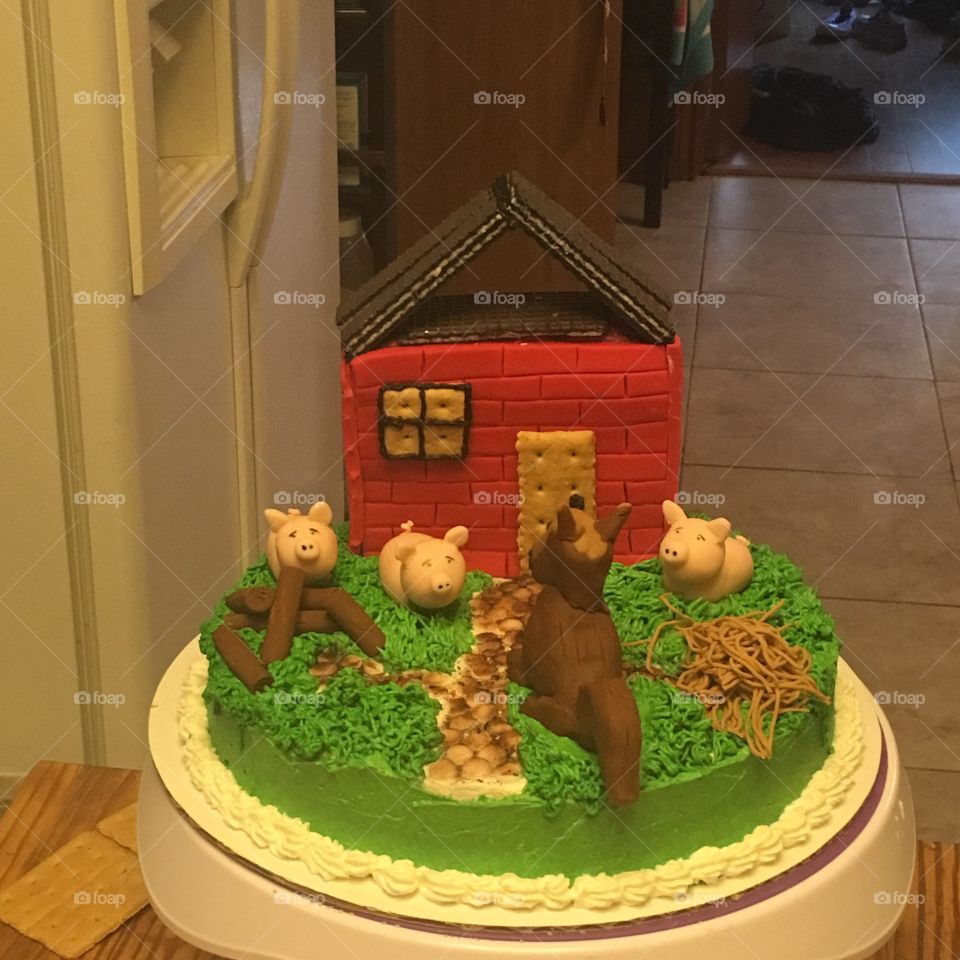 Three Little Pigs Cake