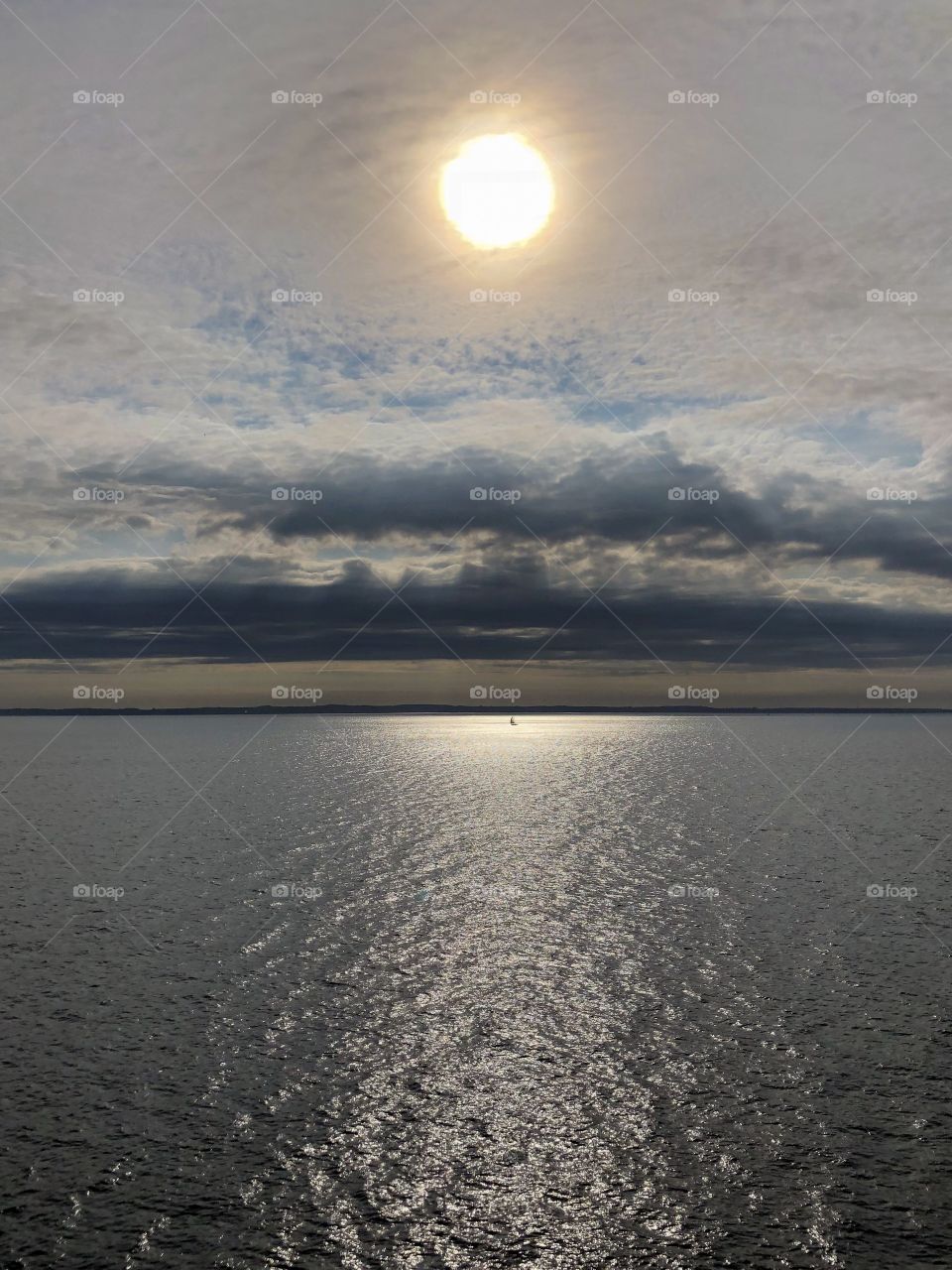 Sun refletindo over Baltic Sea