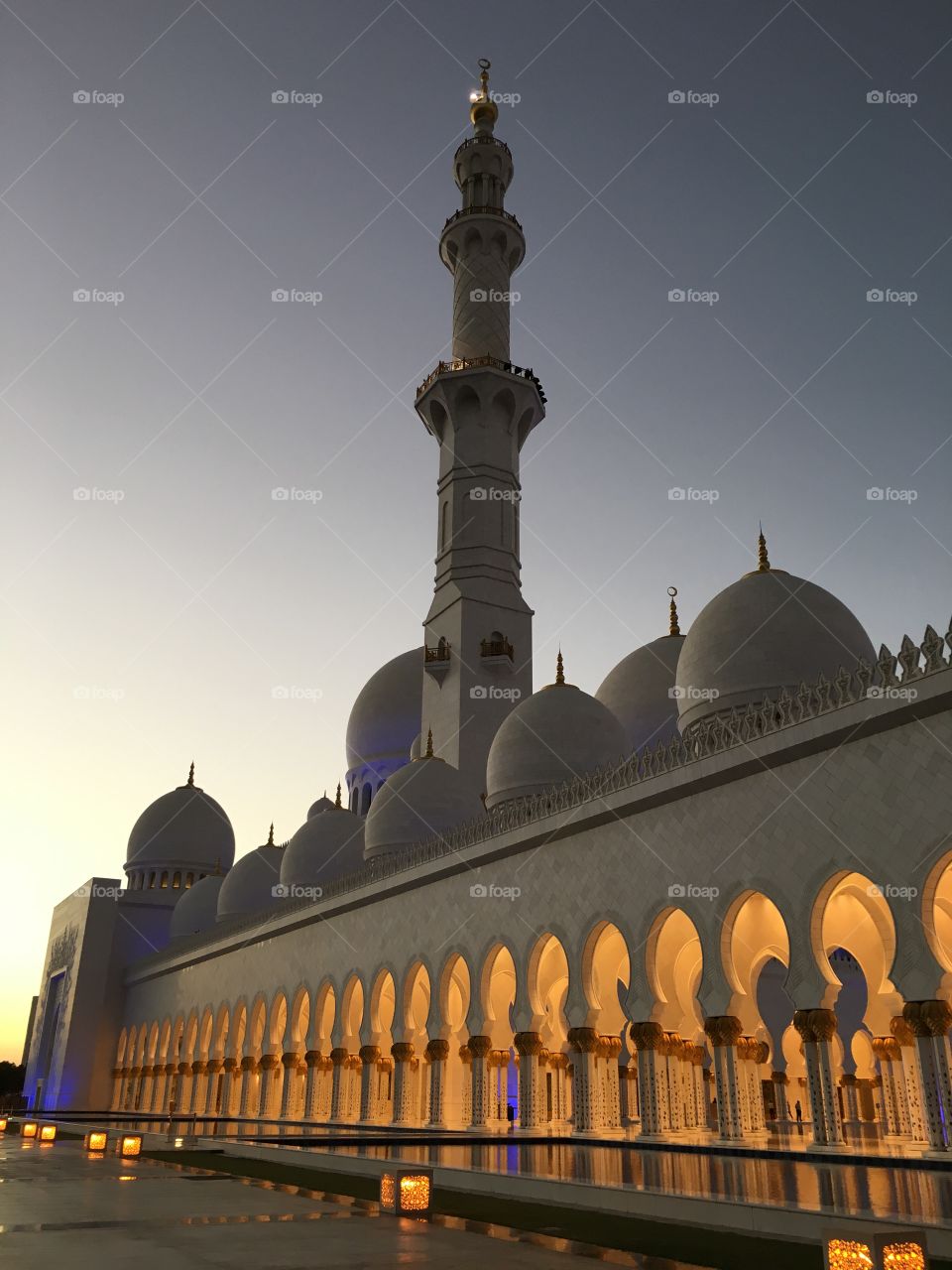 Sheikh Zayed Grand Mosque in Abu Dhabi, UAE, at dusk.