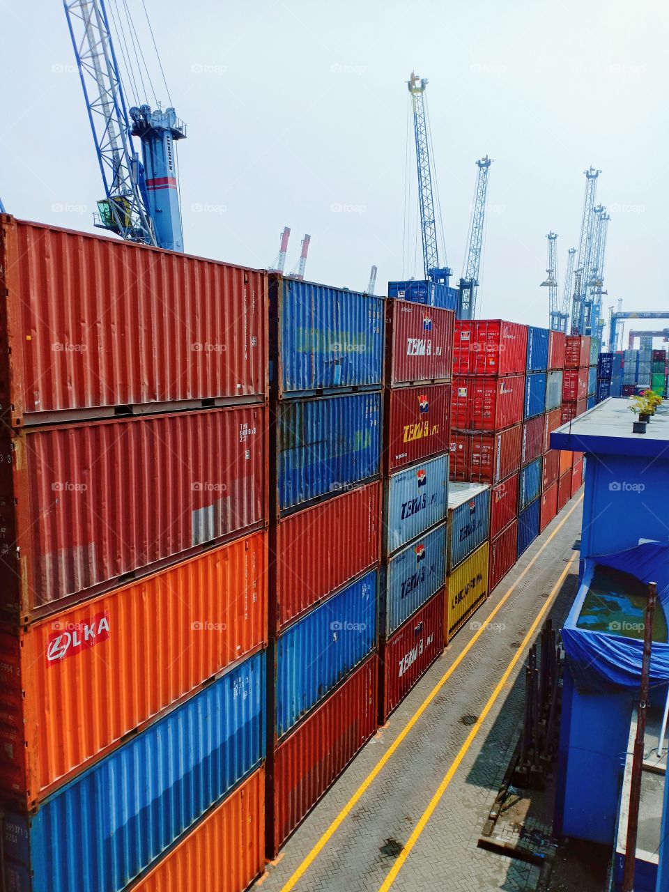stack container at port