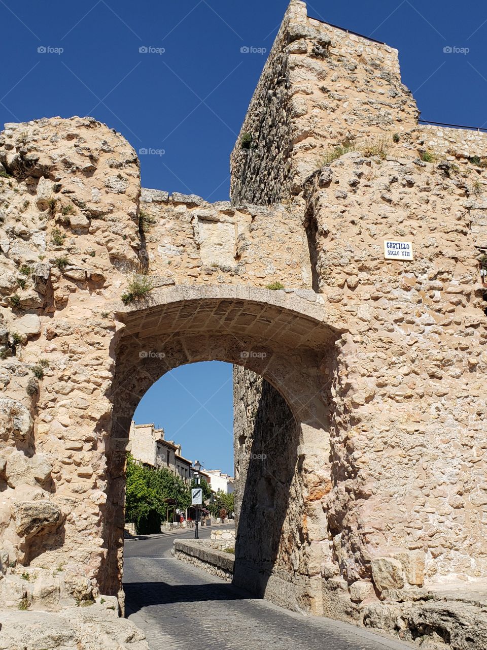 arco de entrada a un castillo medieval en Cuenca