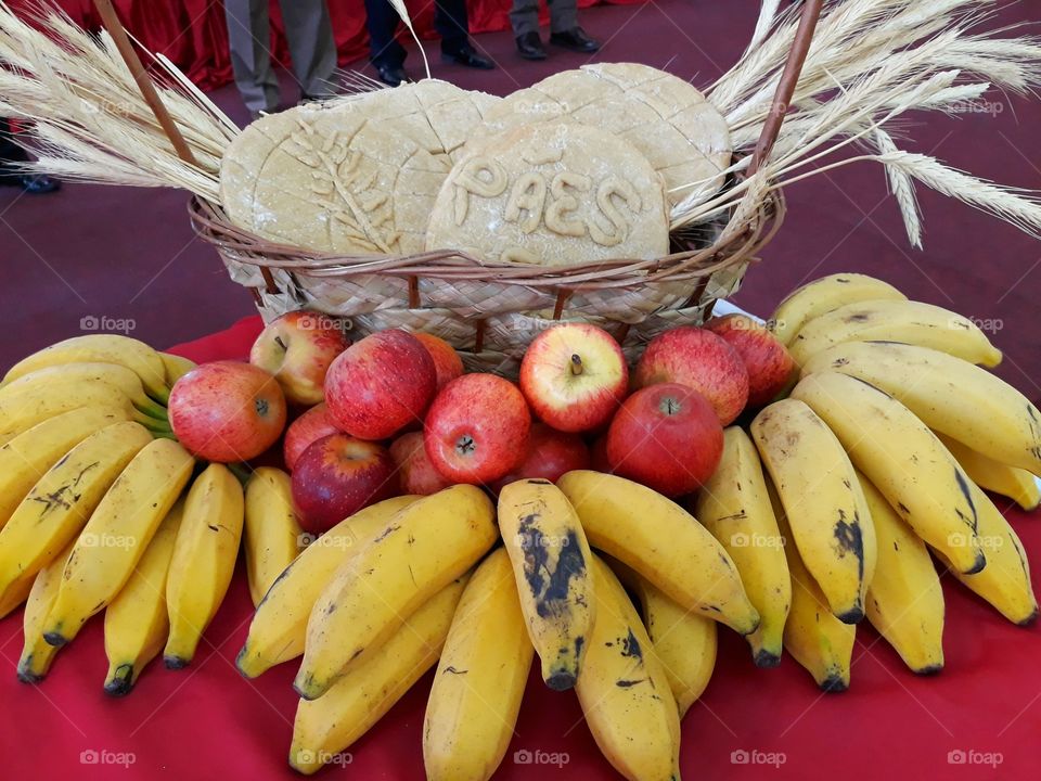 Pães e frutas