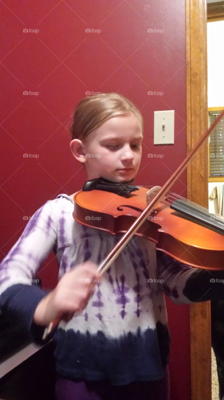 First Time Fiddler. This is my daughter playing her violin for the first time.