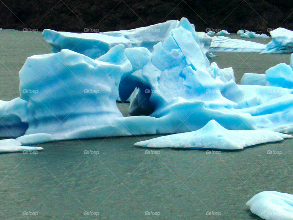 A glacier is a thick mass of ice that originates in the earth's surface by accumulation, compaction and recrystallization of the snow, showing evidence of past or present flow. Its existence is possible when the annual precipitation of snow exceeds that evaporated in summer, which is why most of it is located near the poles, although they exist in other areas, in mountains. The process of the growth and establishment of the glacier is called glaciation. The glaciers of the world are varied and can be classified according to their shape (valley, niche, ice field, etc.), climatic regime (tropical, temperate or polar) or thermal conditions (cold basis, hot or politermal basis).