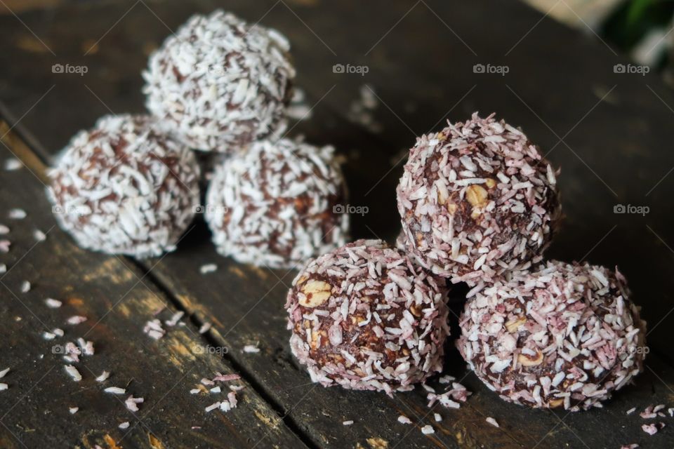 Raw chocolate balls