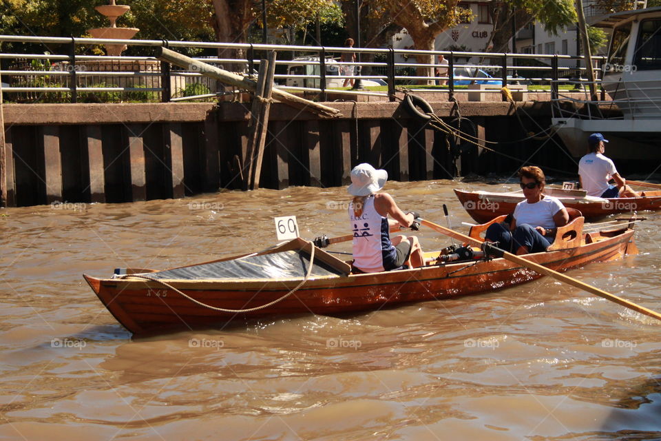 Canoa em Tigre. Algumas pessoas praticando canoagem na província de Tigre na Argentina